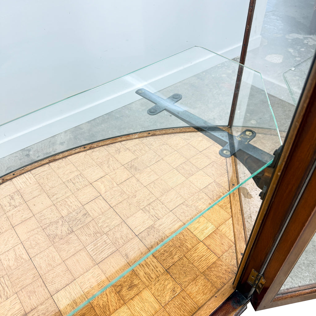 Antieke vitrinekast met gebogen glas – houten displaykast – begin 20e eeuw