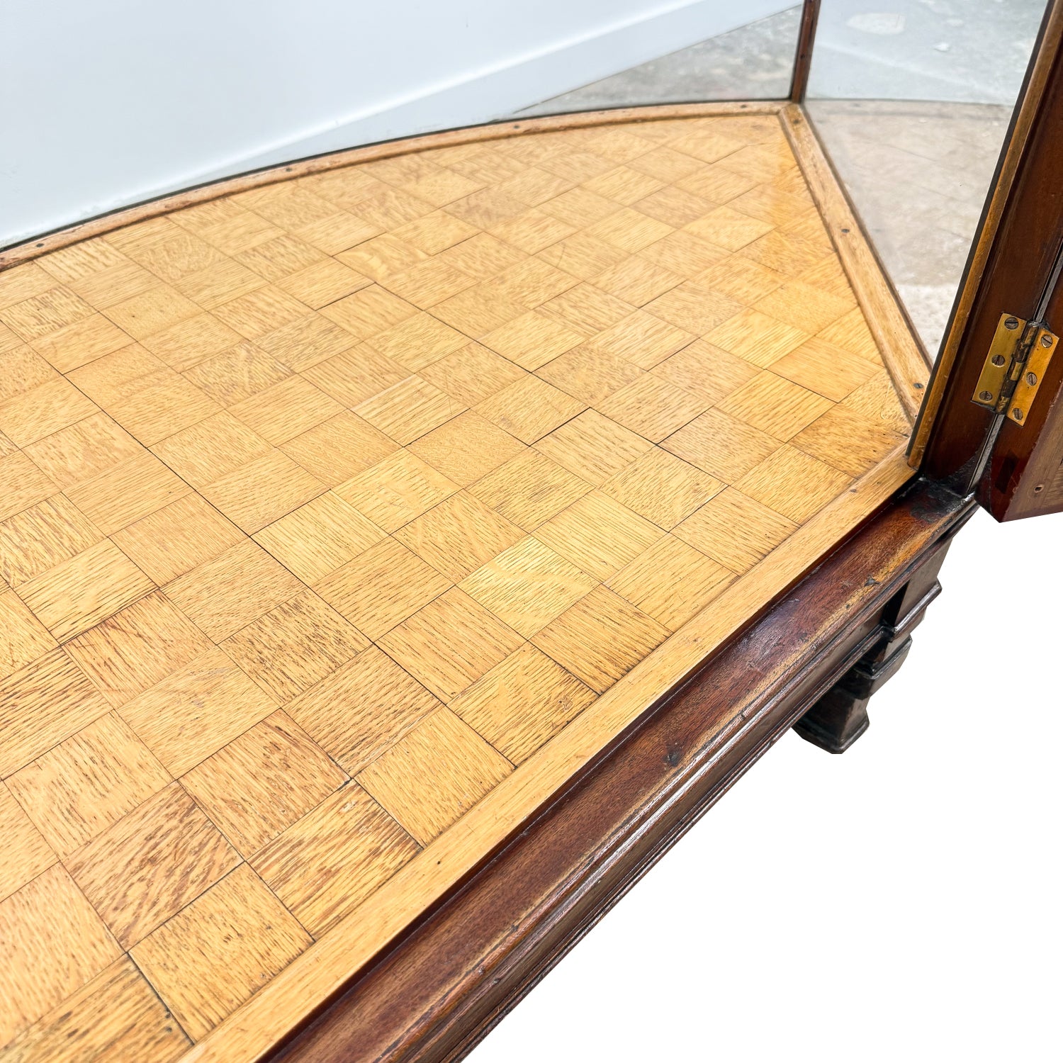 Antieke vitrinekast met gebogen glas – houten displaykast – begin 20e eeuw