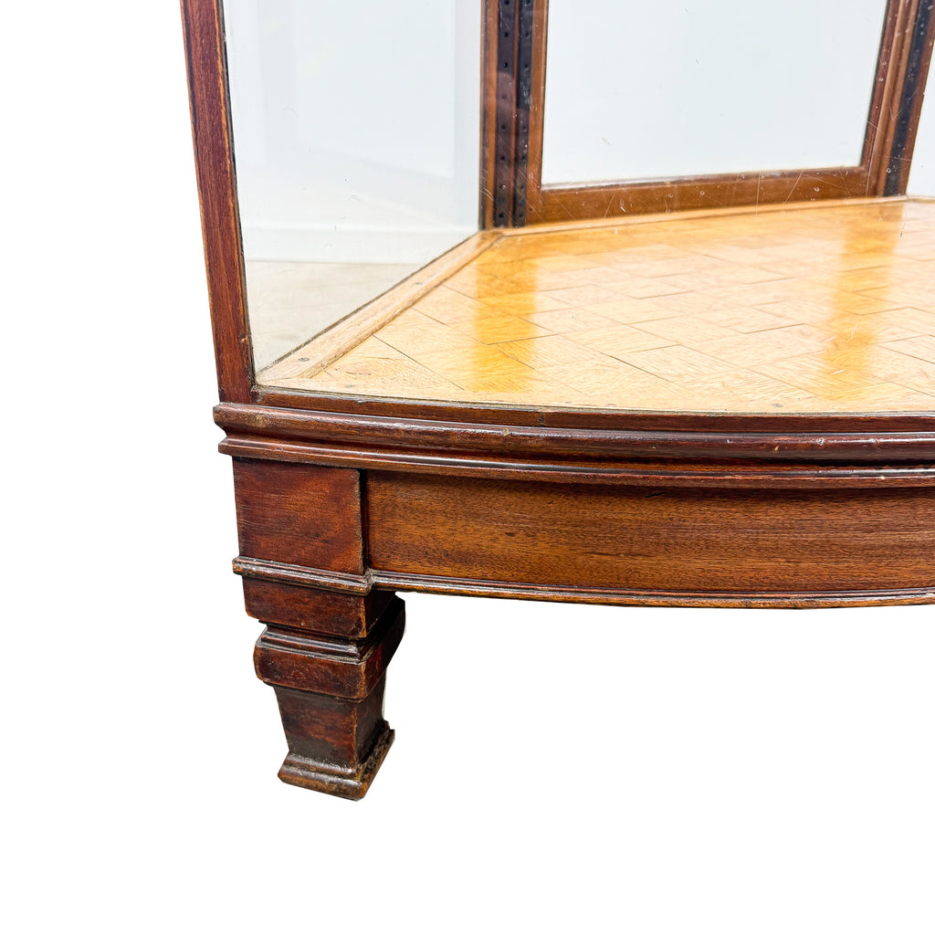 Antieke vitrinekast met gebogen glas – houten displaykast – begin 20e eeuw