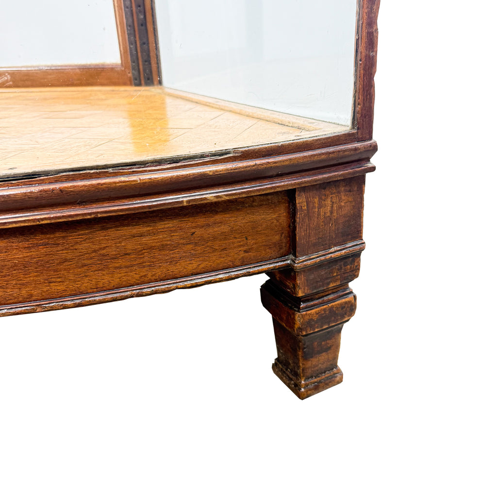 Antieke vitrinekast met gebogen glas – houten displaykast – begin 20e eeuw