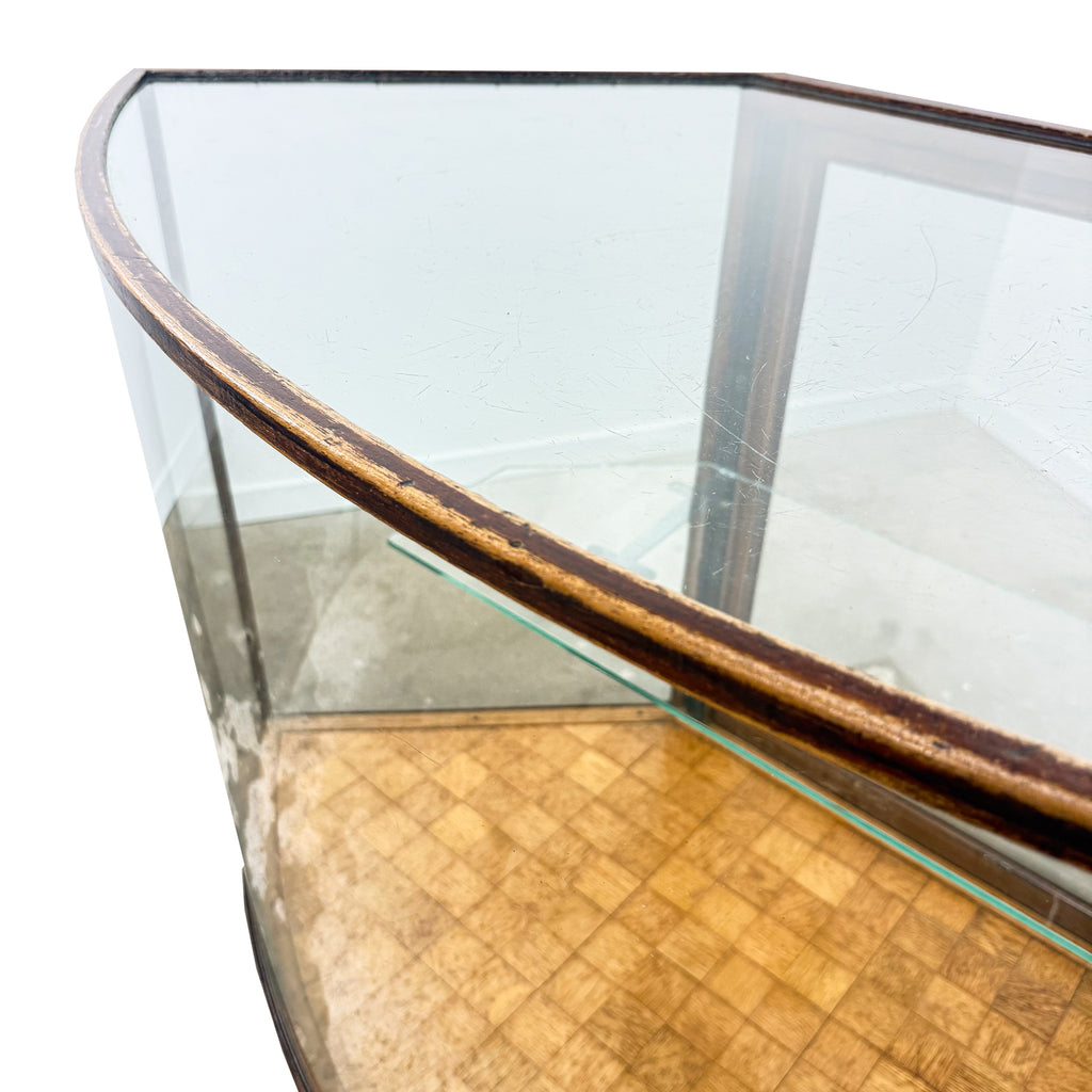 Antieke vitrinekast met gebogen glas – houten displaykast – begin 20e eeuw