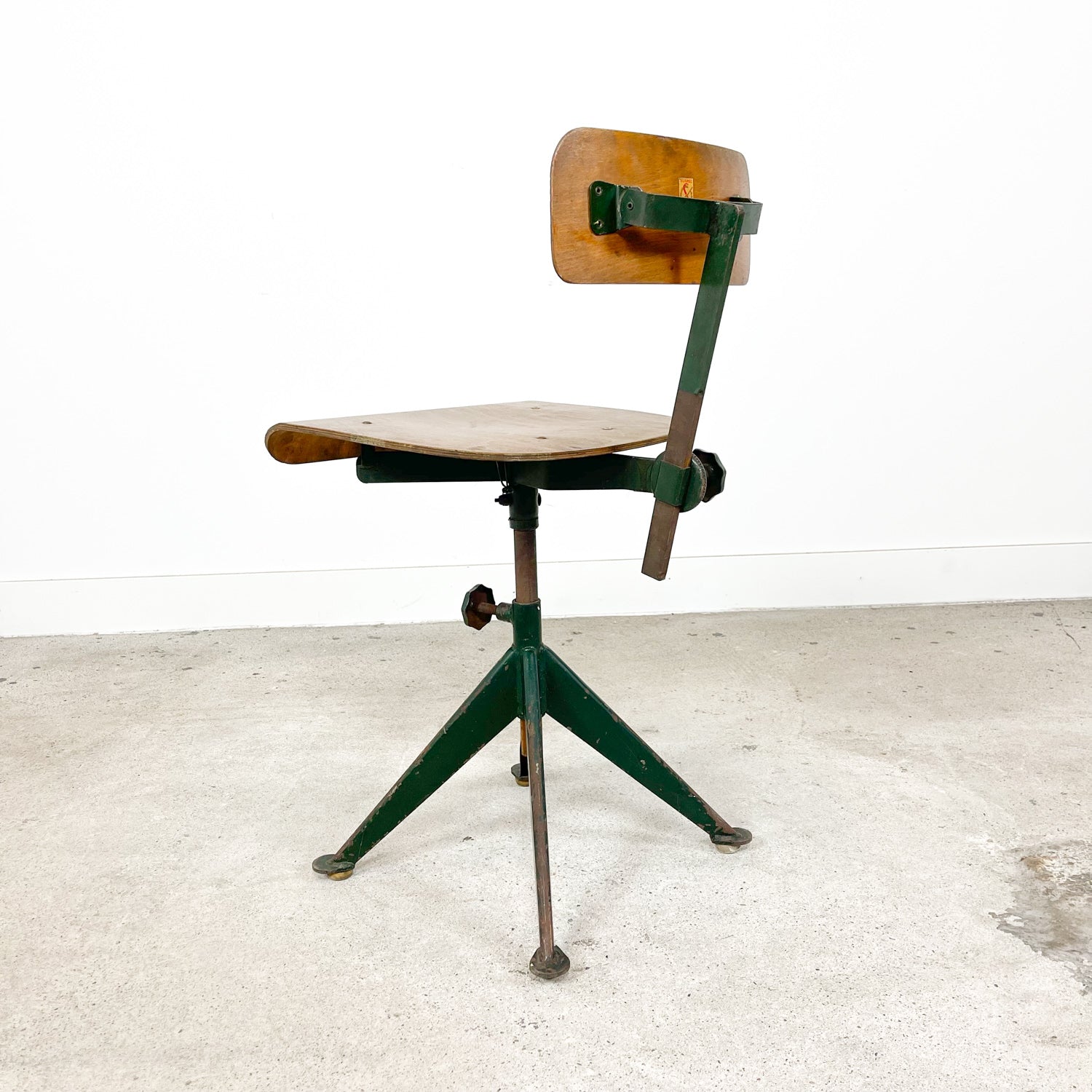Rare industrial workshop chair by Sormel, inspired by Jean Prouvé.