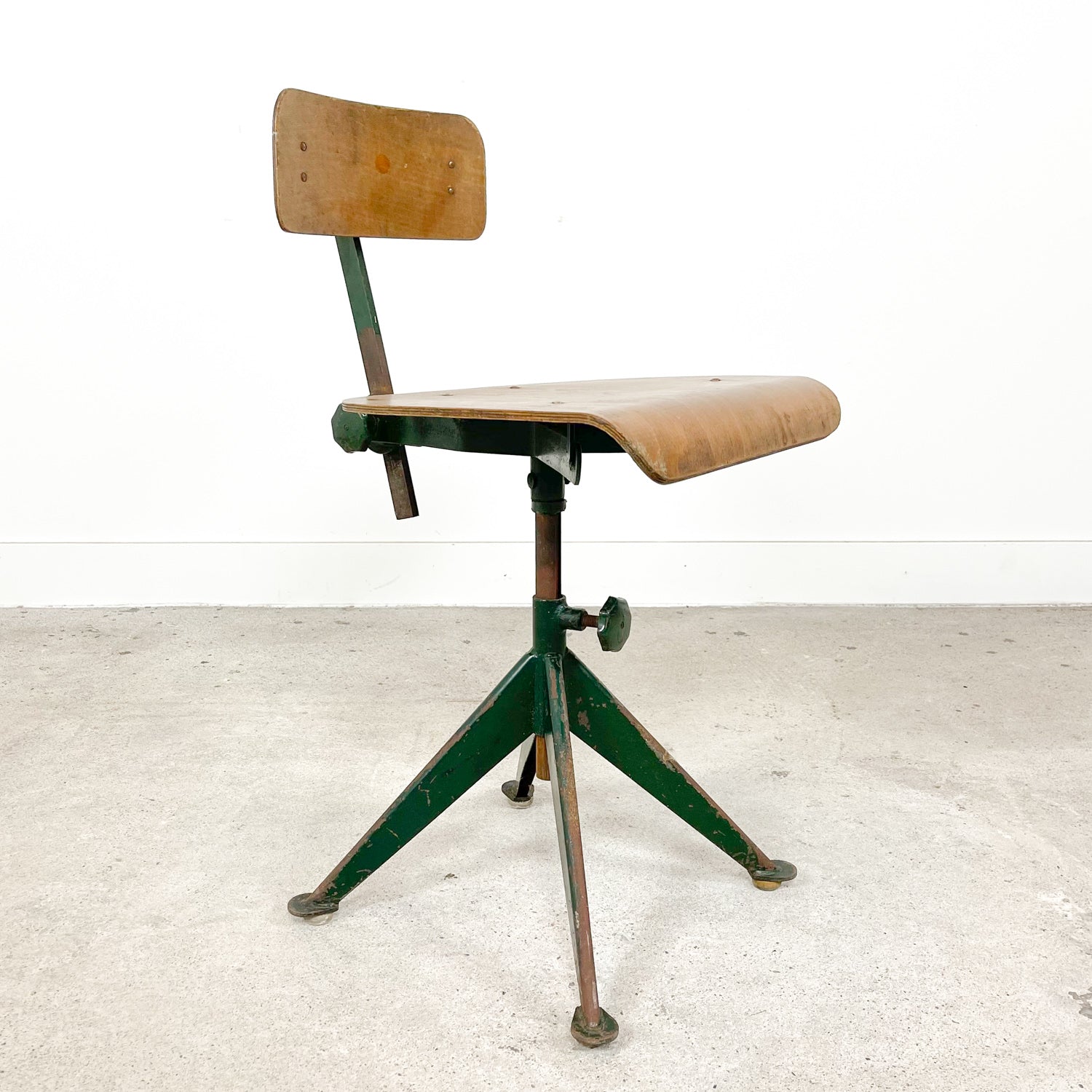 Rare industrial workshop chair by Sormel, inspired by Jean Prouvé.