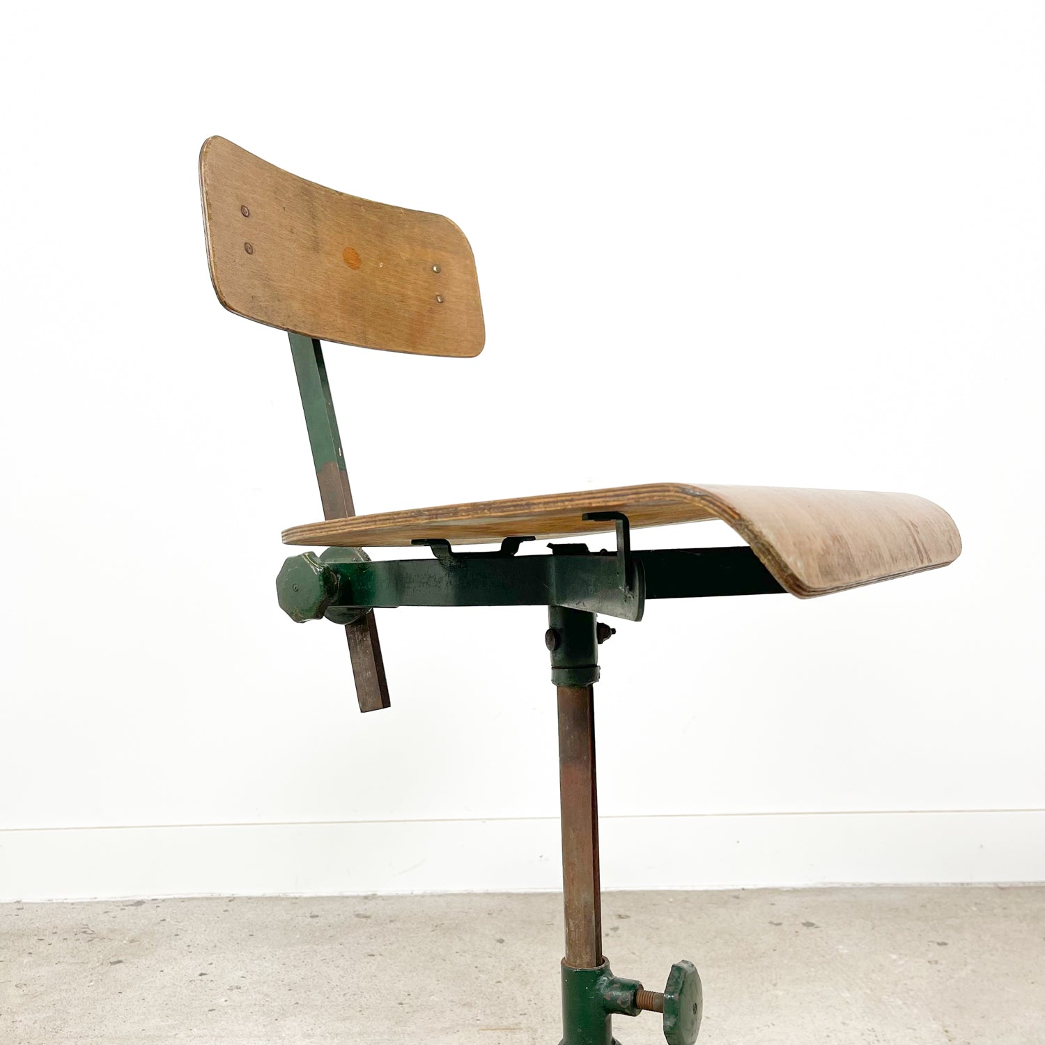 Rare industrial workshop chair by Sormel, inspired by Jean Prouvé.
