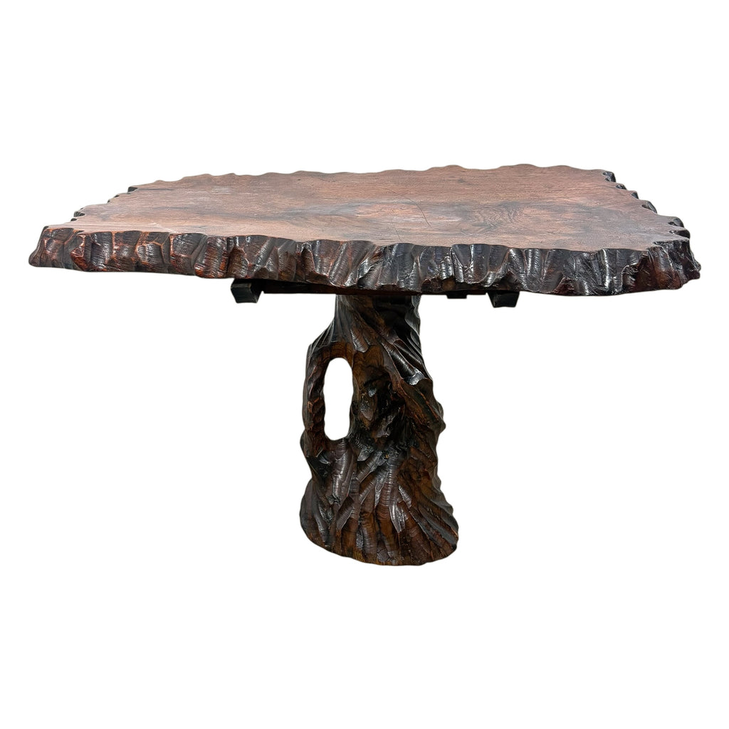 Handgesneden organische bijzettafel van kamferhout – sculpturaal brutalistisch design
