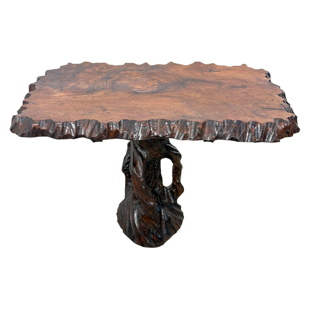 Handgesneden organische bijzettafel van kamferhout – sculpturaal brutalistisch design
