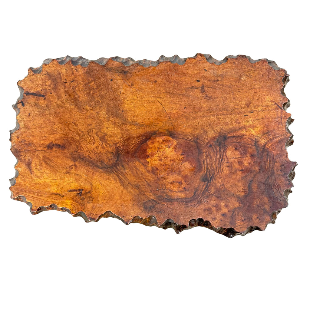 Handgesneden organische bijzettafel van kamferhout – sculpturaal brutalistisch design