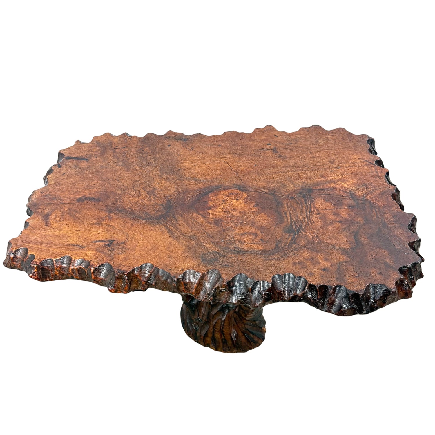 Handgesneden organische bijzettafel van kamferhout – sculpturaal brutalistisch design