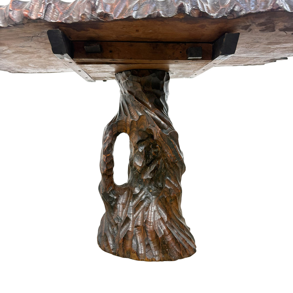 Handgesneden organische bijzettafel van kamferhout – sculpturaal brutalistisch design