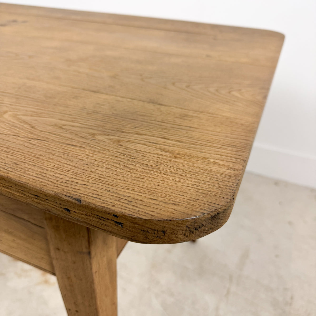 Antieke boerderijkamer tafel van gebleekt eiken met lade