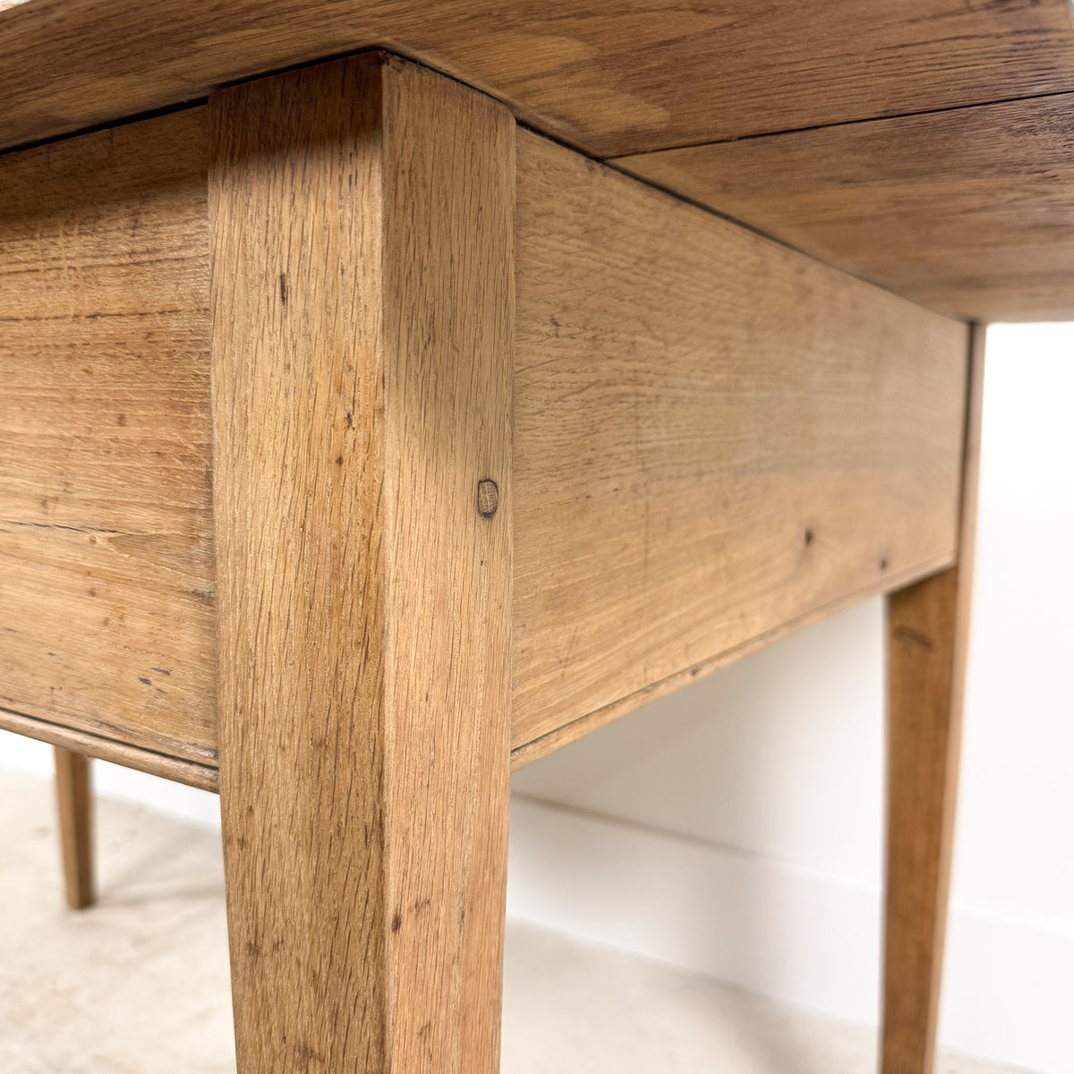 Antieke boerderijkamer tafel van gebleekt eiken met lade