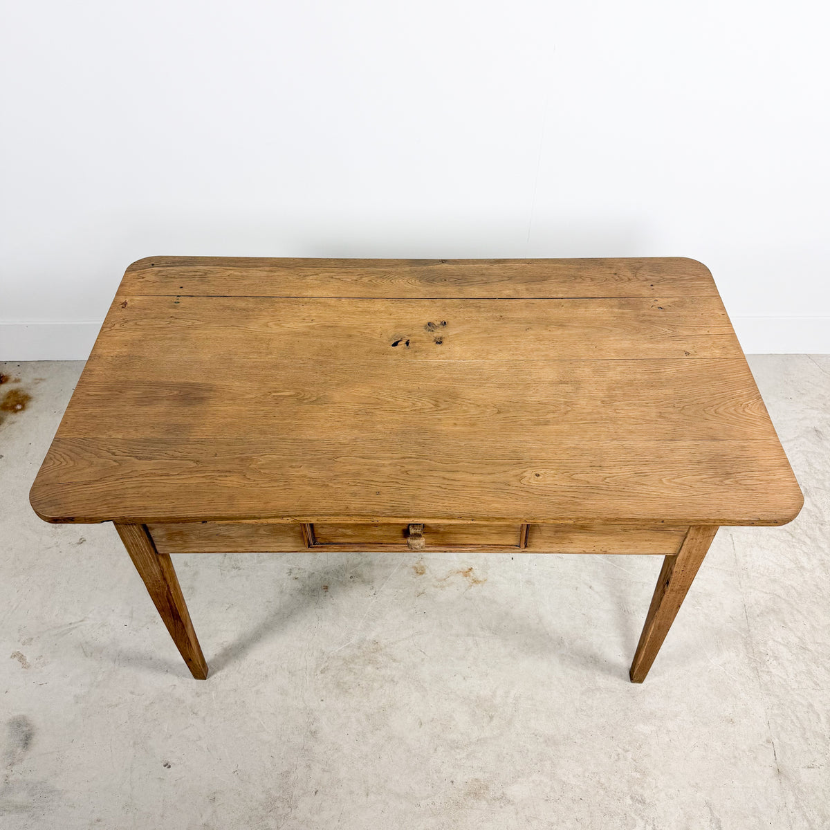 Antieke boerderijkamer tafel van gebleekt eiken met lade