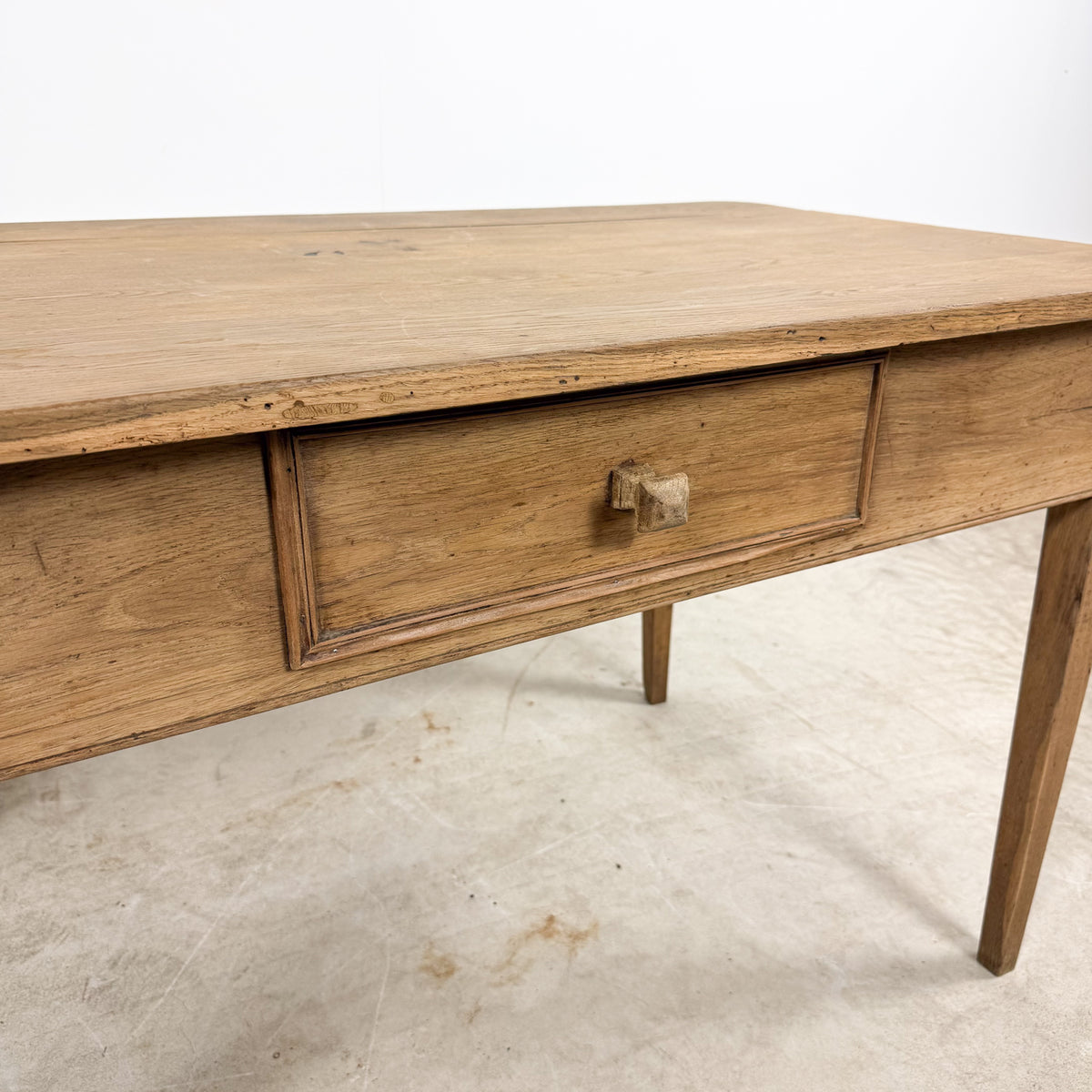 Antieke boerderijkamer tafel van gebleekt eiken met lade