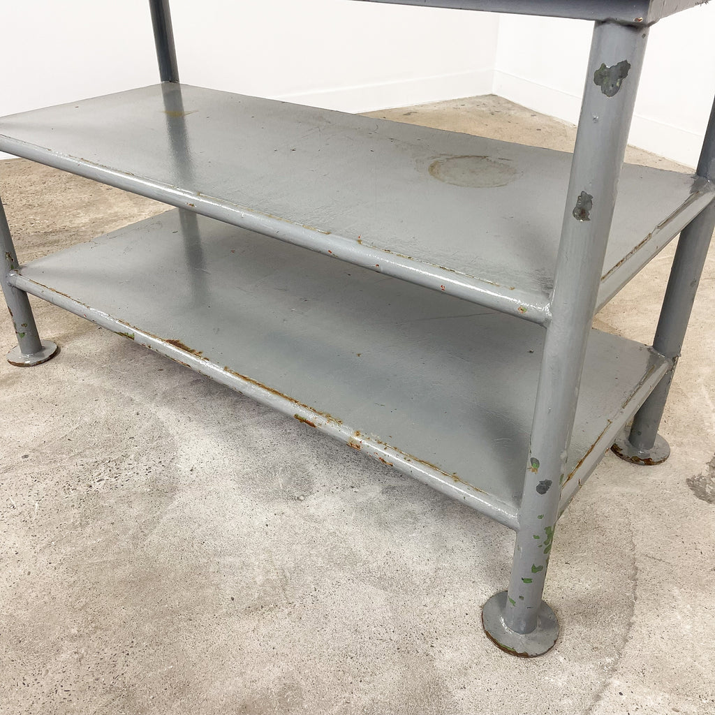 Industriële metalen werktafel met drie niveaus
