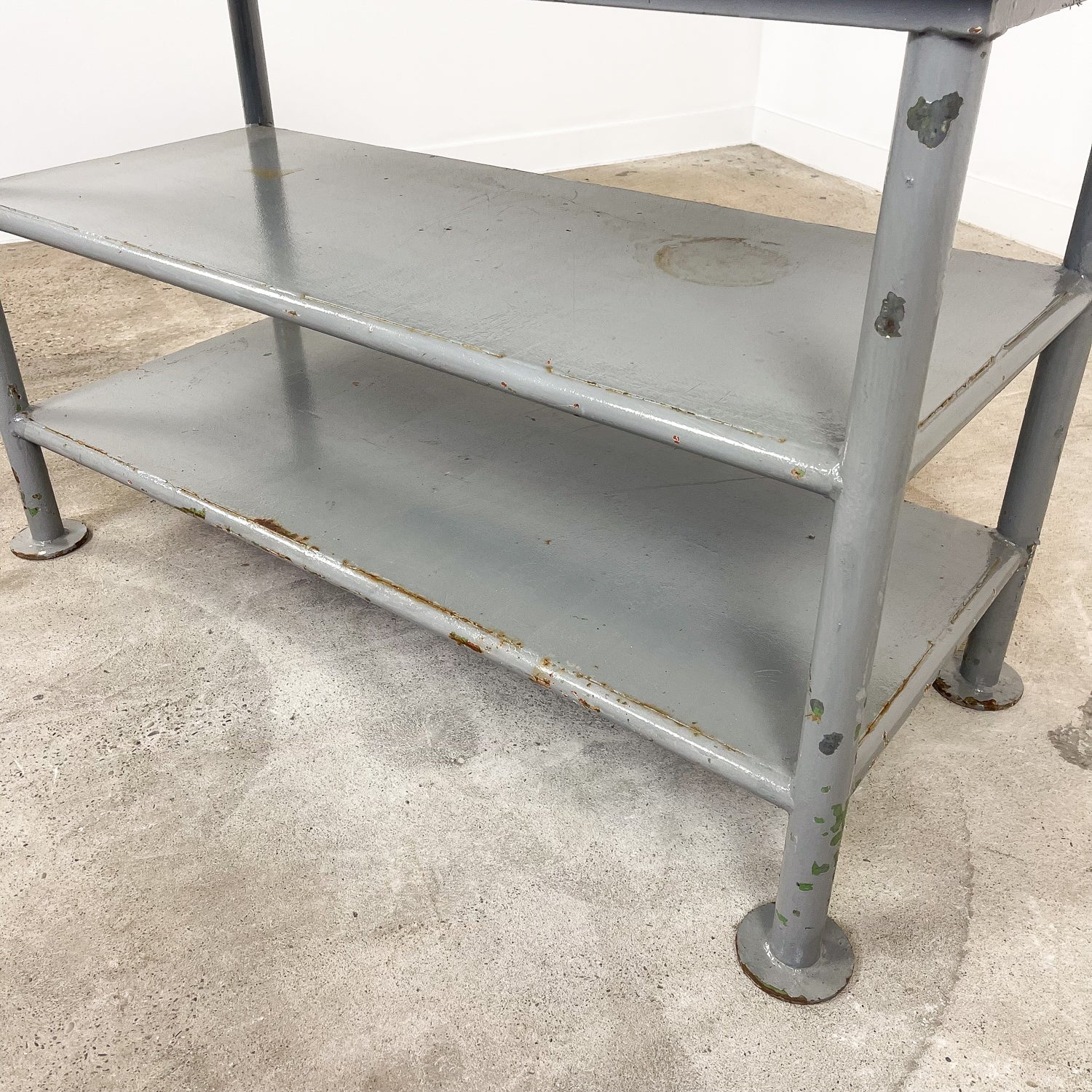 Industriële metalen werktafel met drie niveaus